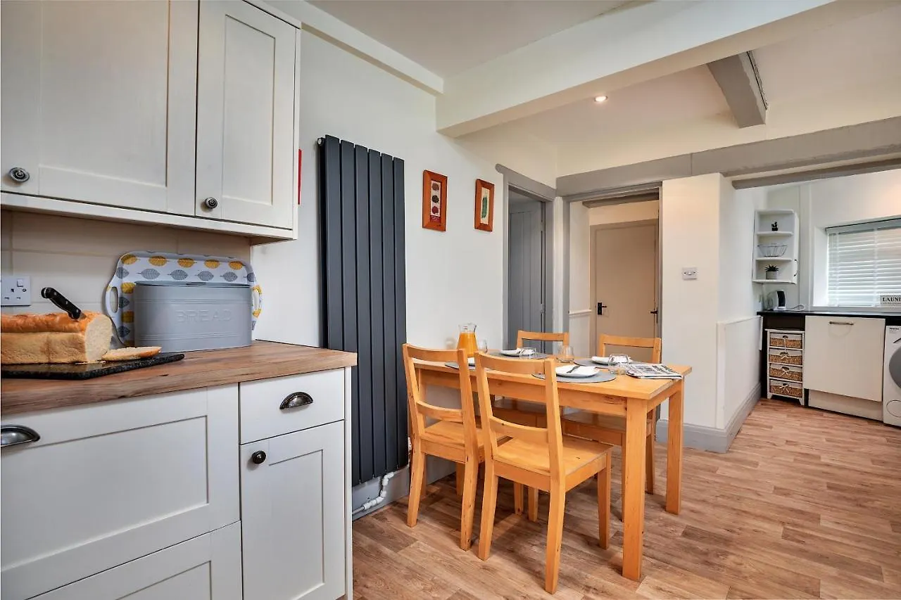 Finest Retreats - Cloggers Cottage Darley 0*,